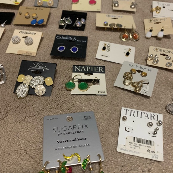 Mixed jewelry lot earrings, necklaces, bracelets, pendants small box of unsorted - Picture 2 of 6